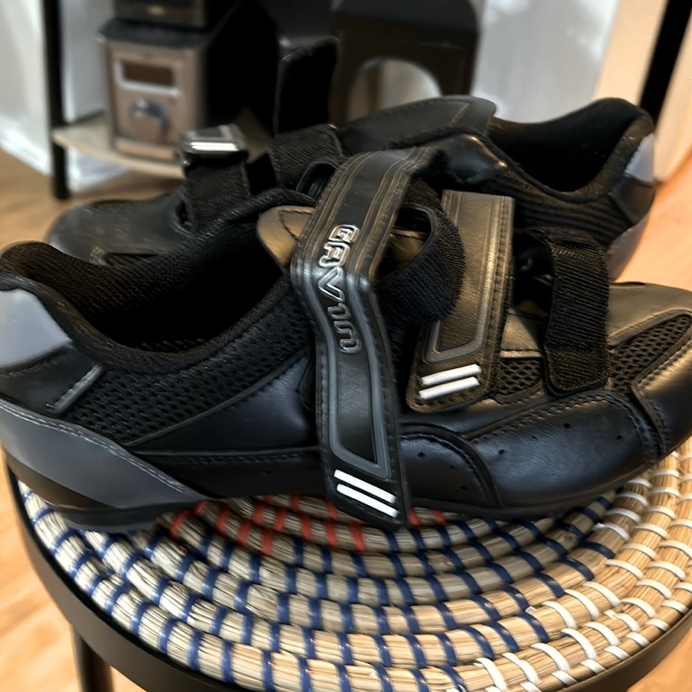 Gavin Cycling shoes size 41 or 8.5 women 7.5 men. These are unisex.